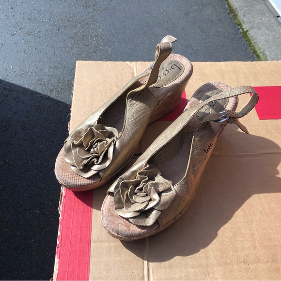 BOC  C63570 Metalic Gold FLOWER WEDGE SANDALS LEATHER Size 9 - Picture 8 of 14